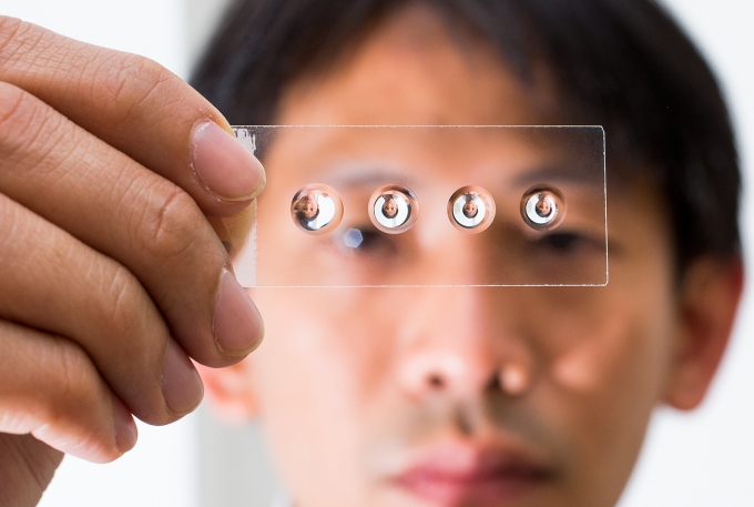 Droplet lens turns smart phones into microscopes
